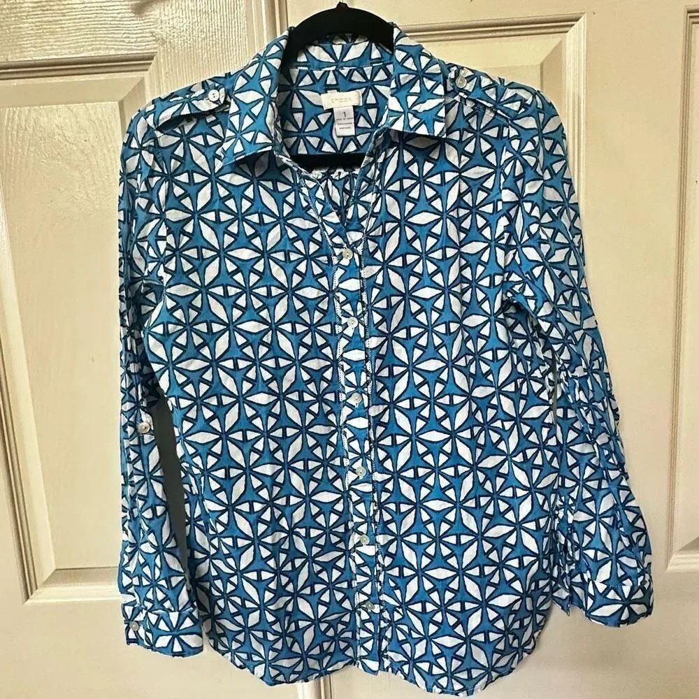 Chico’s blue and white geometric roll tab sleeved blouse